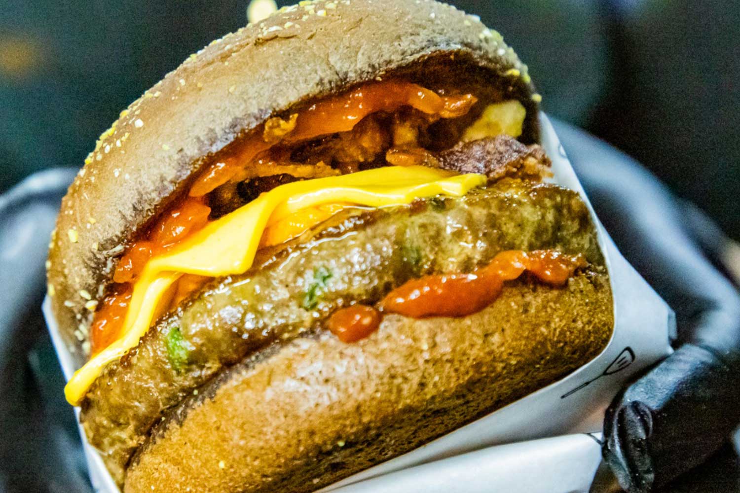 O "Midnight Oil" é preparado com hambúrguer Angus, cheddar Polenghi, queijo cheddar cremoso, crispy de cebola-roxa, molho barbecue e pão australiano (Foto: Divulgação)