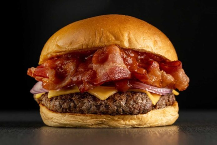 O Burger do Chef é feito com hambúrguer artesanal de 150g, queijo muçarela, bacon, cebola caramelizada e tomate, servido no pão brioche (Foto: Divulgação)